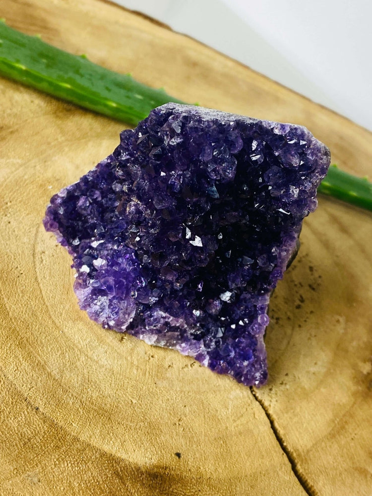 Amethyst Heilstein - mini-Geodenstück auf Holzplatte