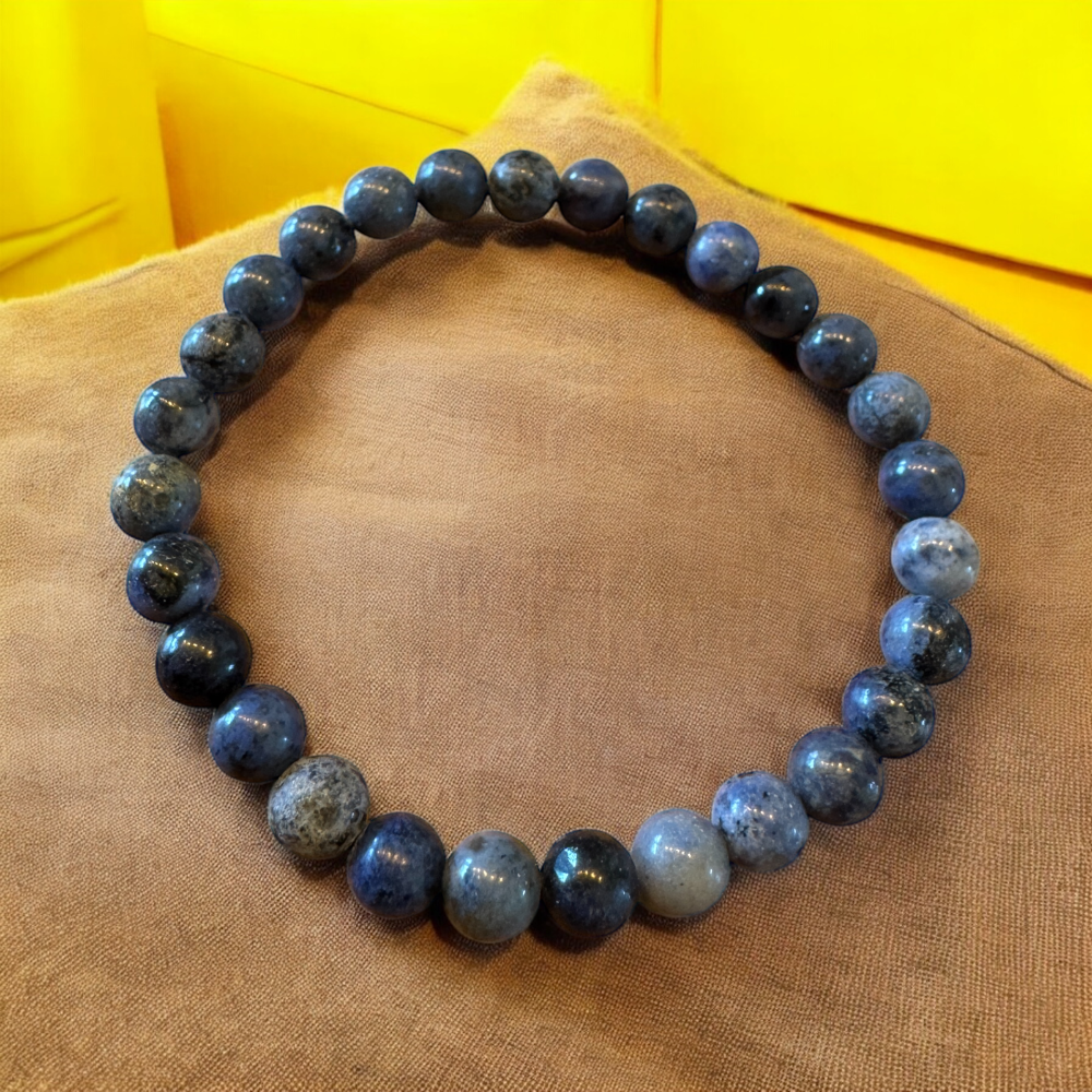 Dumortierit Armband auf braunem Kissen in Detailsansicht