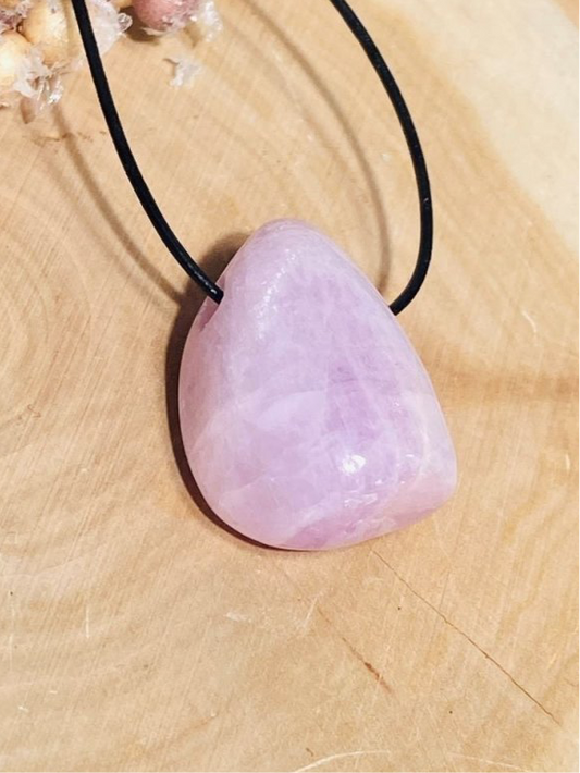 KUNZIT "Drop Shape" gebohrter Kettenanhänger mit Lederband