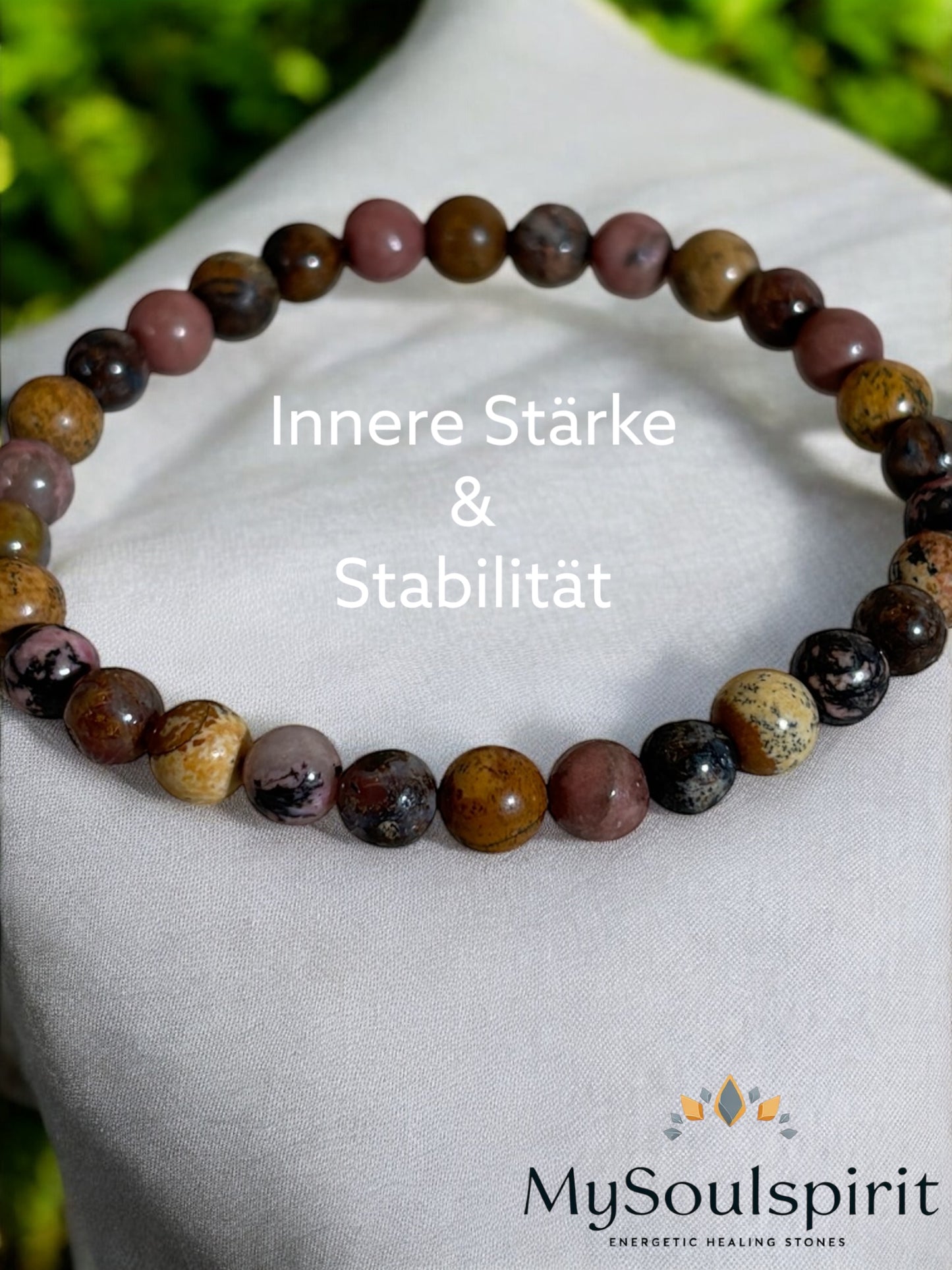 Heilsteine Armband für innere Stärke und Stabilität auf weißem Stoff als detailierte Ansicht