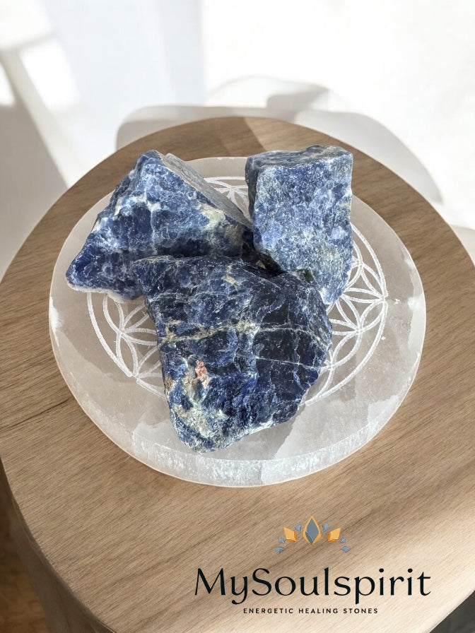 3 Stück Sodalith Wassersteine auf einer Selenitplatte in Detailsaufnahme