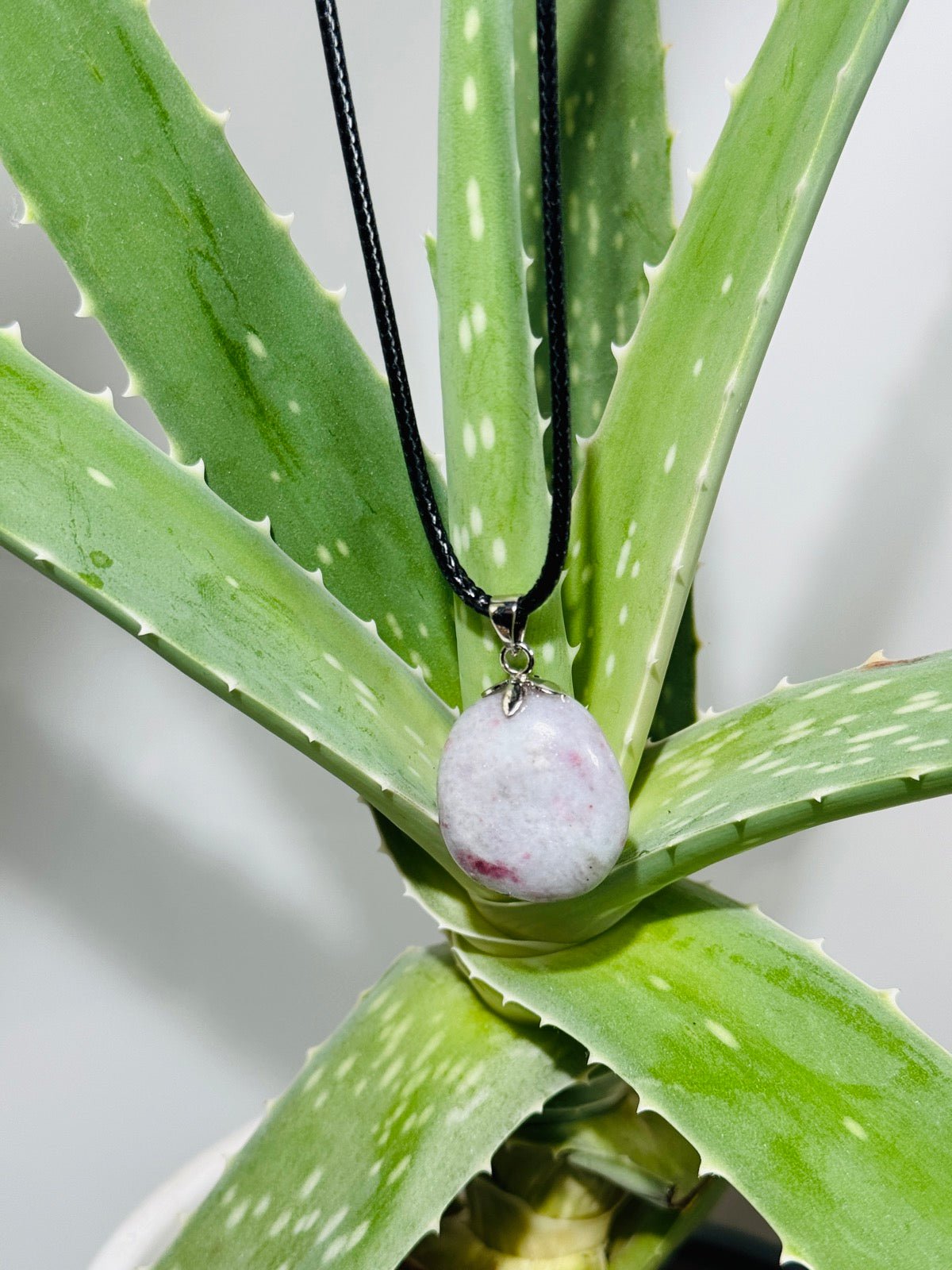 Rubellit Kettenanhänger mit Verschlusslederband - silber -