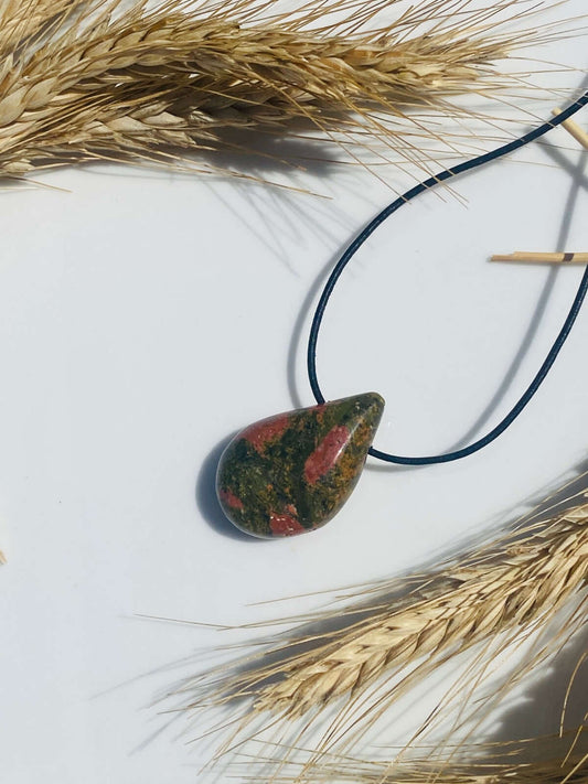 UNAKIT Kettenanhänger gebohrt mit Lederband - Kettenanhänger gebohrt