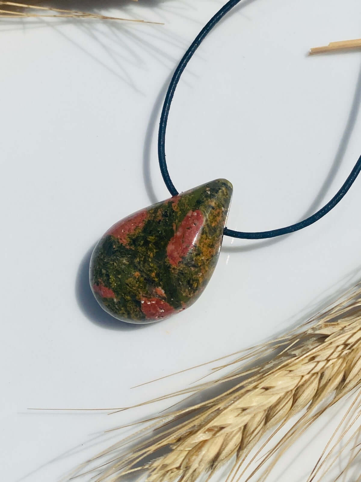 UNAKIT Kettenanhänger gebohrt mit Lederband - Kettenanhänger gebohrt