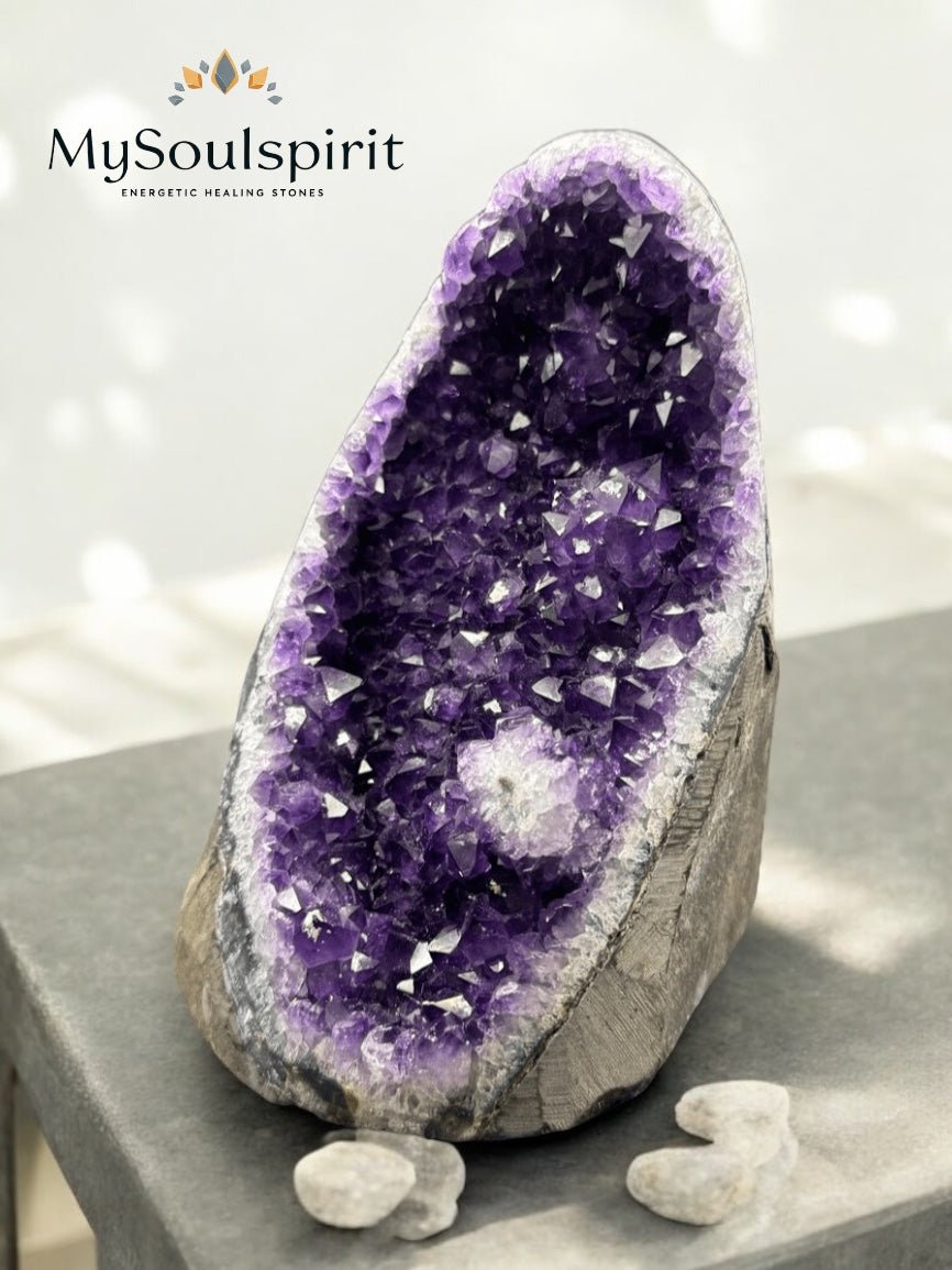 Amethyst Druse als Beispiel für die Kategorie, auf einer Steinplatte mit einem weißen Bergkristall einwuchs, mit sommerlichem Hintergrund.