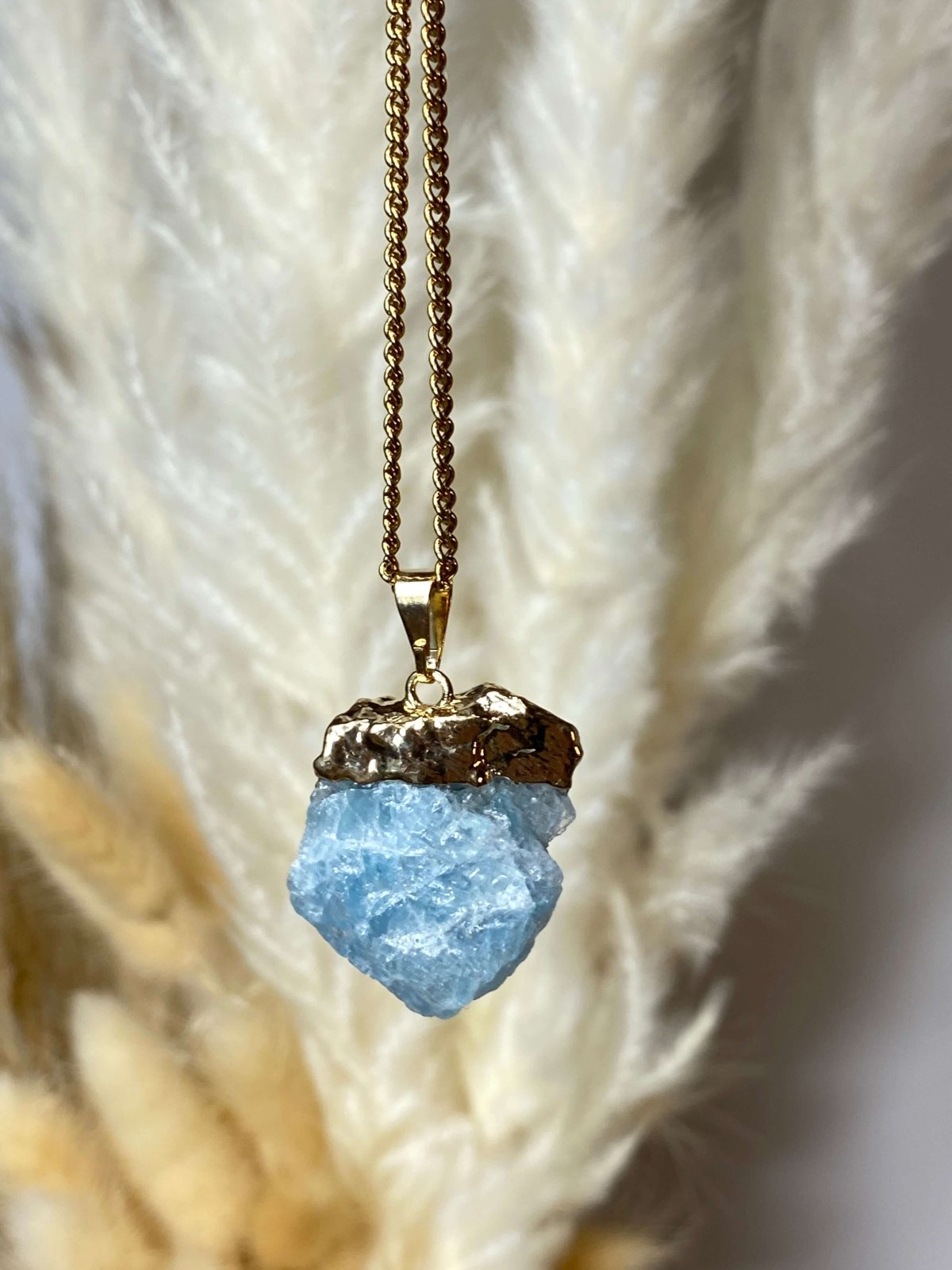 Aquamarin Kettenanhänger an einer vergoldeten Fassung mit Kette als Beispiel für die Kategorie Aquamarin