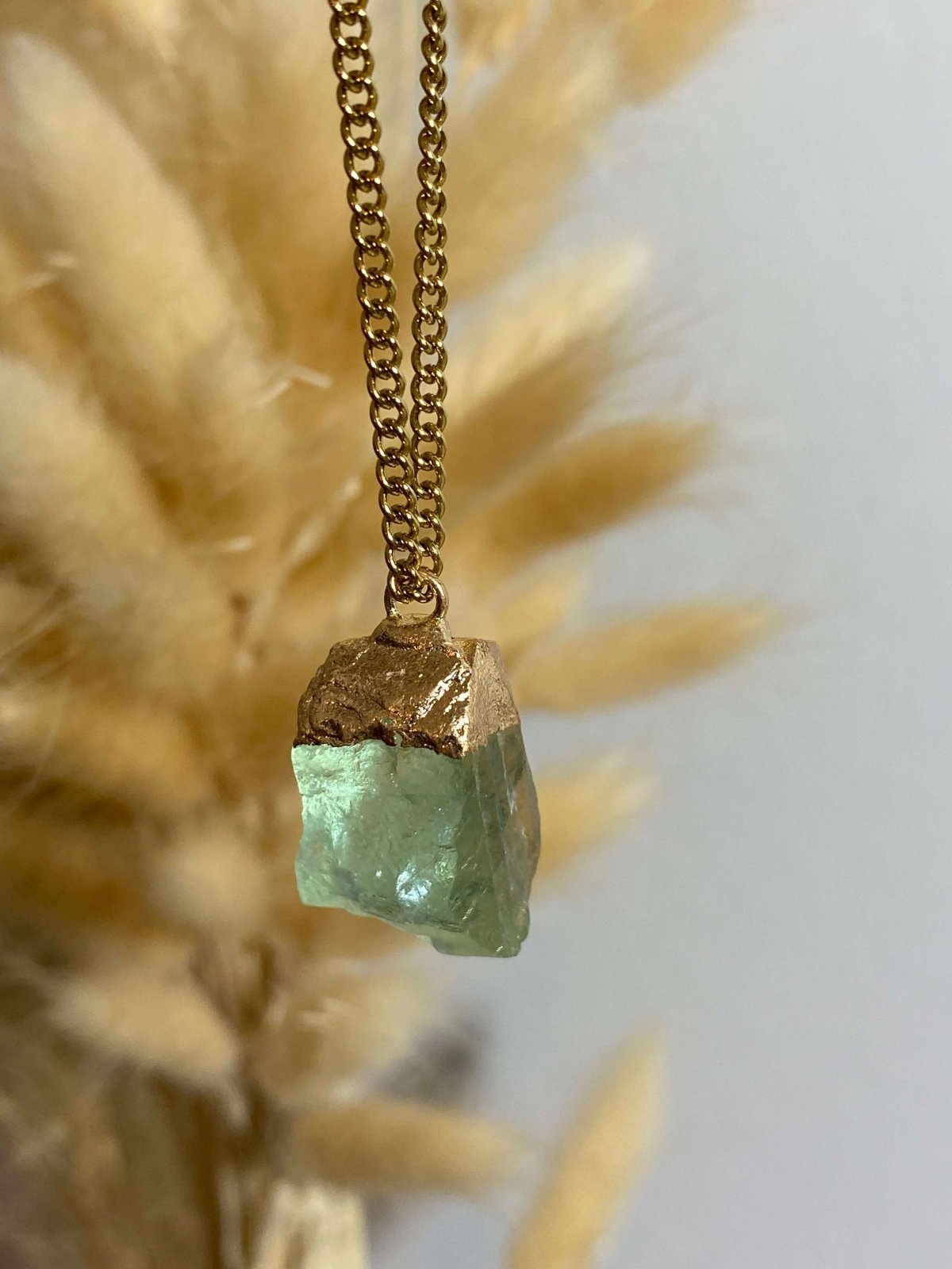 Aventurin mit vergoldeter Fassung an geoldener Kette