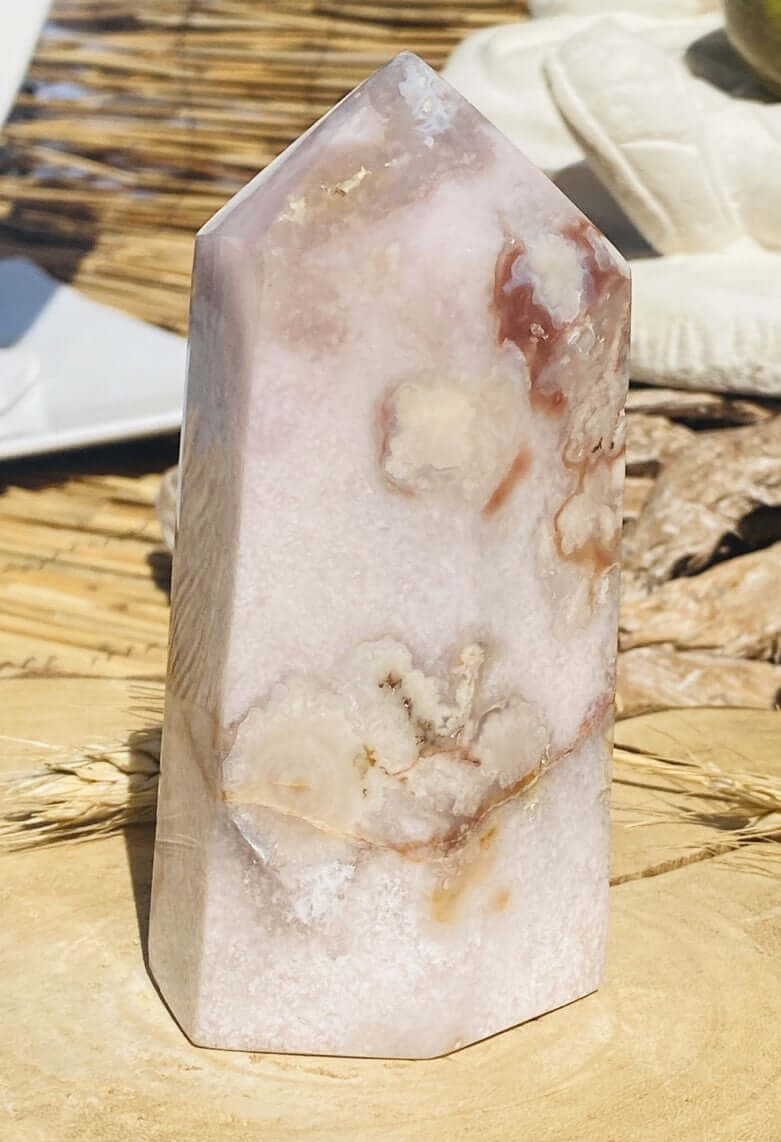Chalcedon-Spitze vor Bambus Kulisse als Detailsaufnahme-Beispiel für die Kategorie Chalcedon