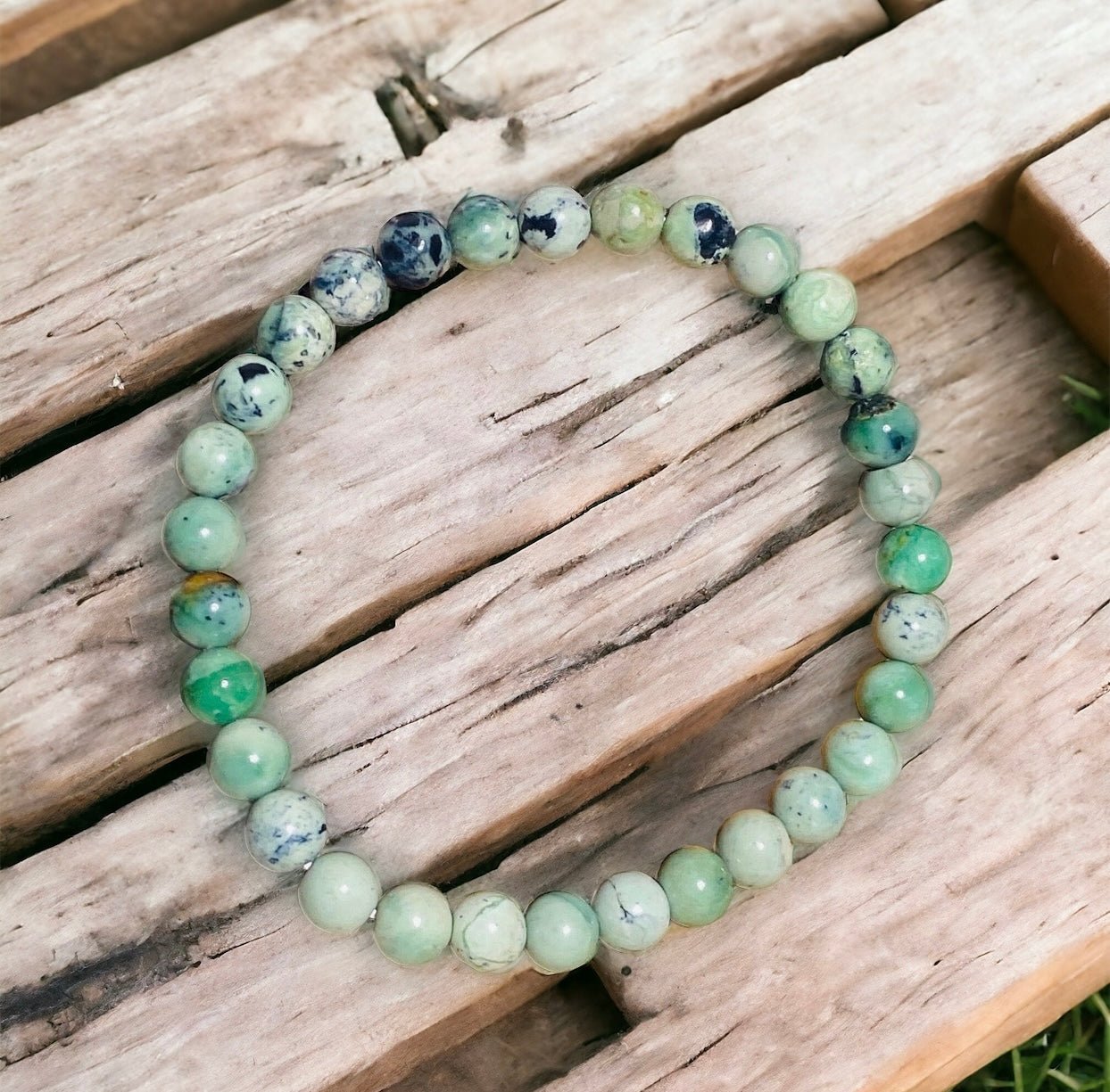 Chrysokoll Armband auf Holzplatte als Beispiel für die Kategorie