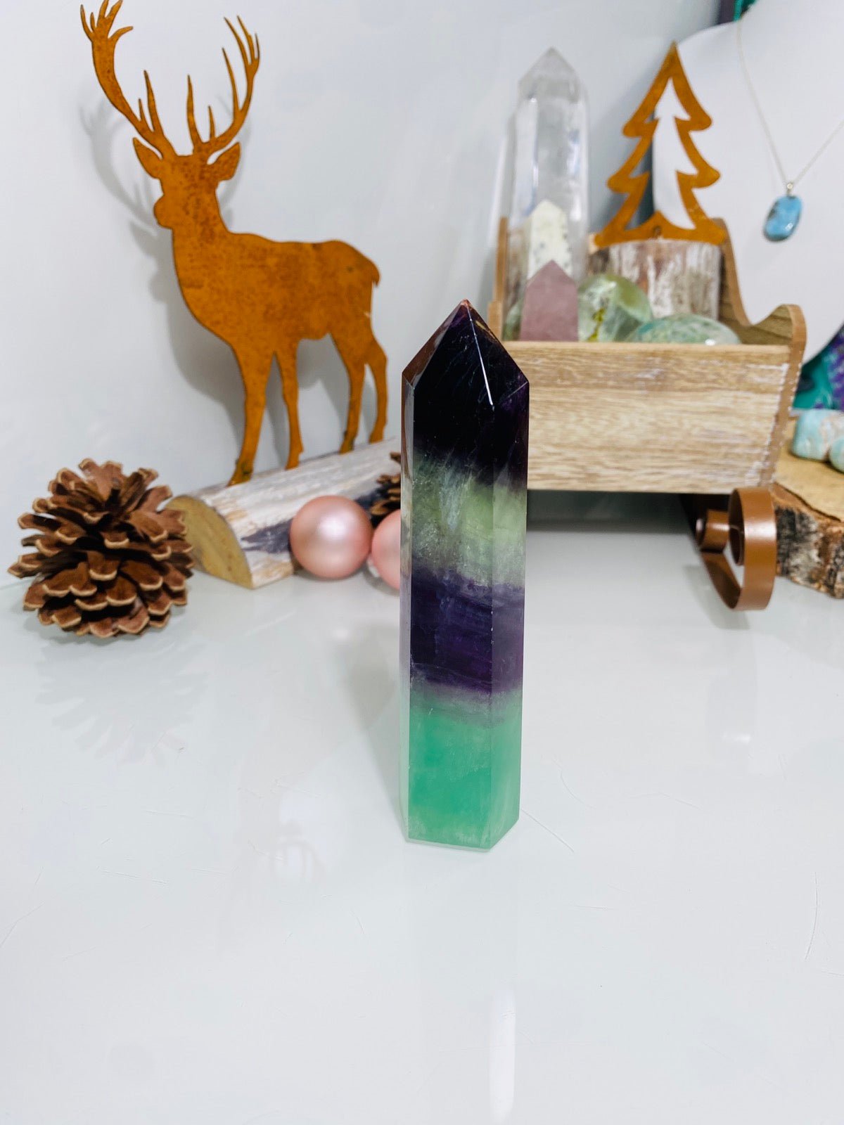 Fluorit Spitze auf weißem Hintergrund mit Weihnachtsdeko