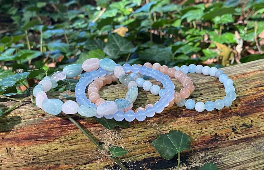 Armbänder von my soulspirit auf einem Baumstamm in der Natur