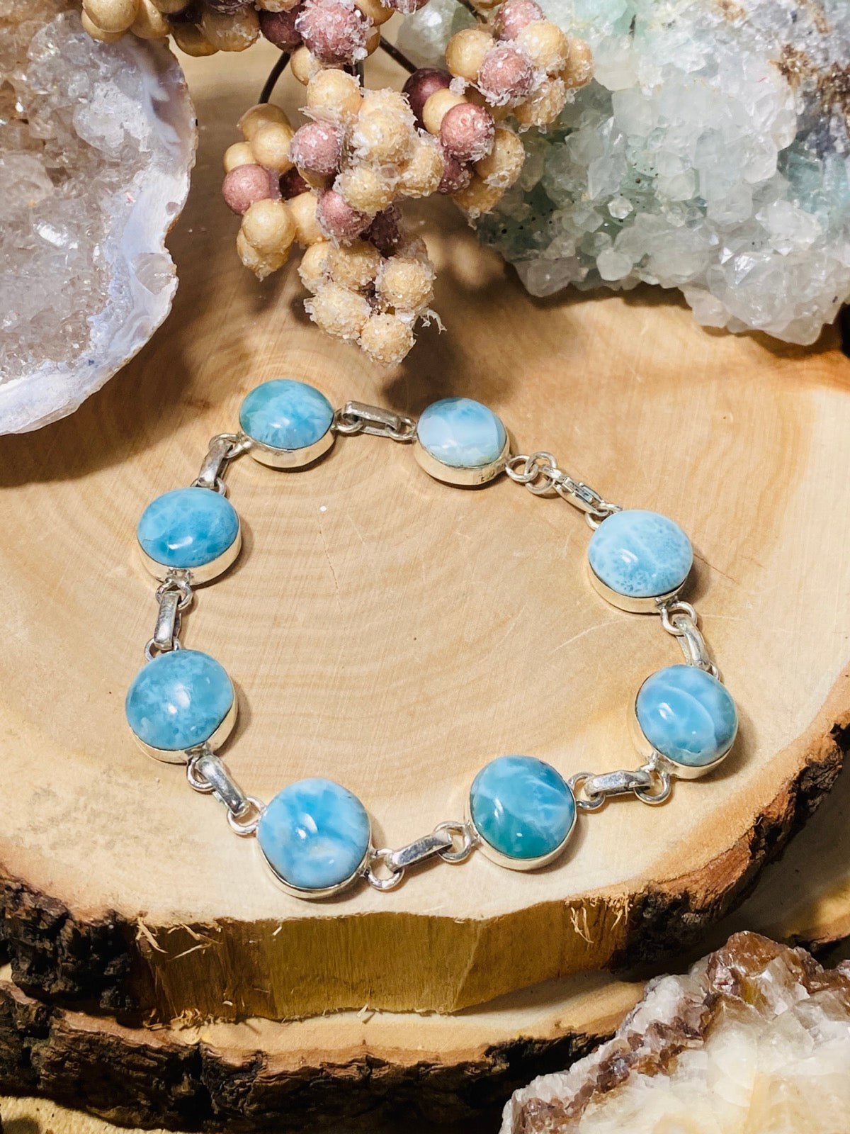Larimar Schmuckarmband mit 7 Steinen auf Baumscheibe als Beispielbild für die Kategorie Schmuck