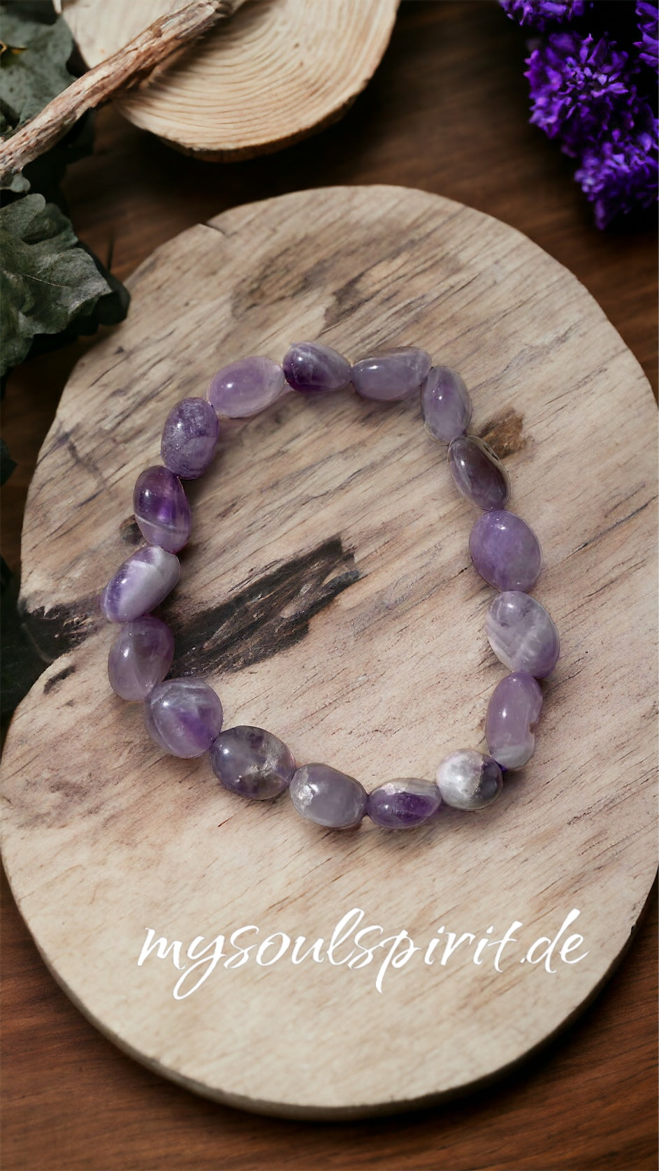 Armband aus Amethyst Trommelsteinen. Die Trommelsteine haben eine glatte Oberfläche jedoch haben sie ihre natürliche Form erhalten. Die Farbe ist von lila bis weiß.