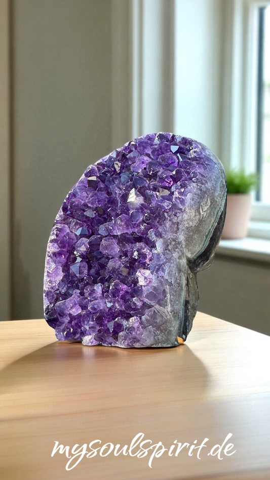 Amethyst Druse auf holztisch vor Fenster 