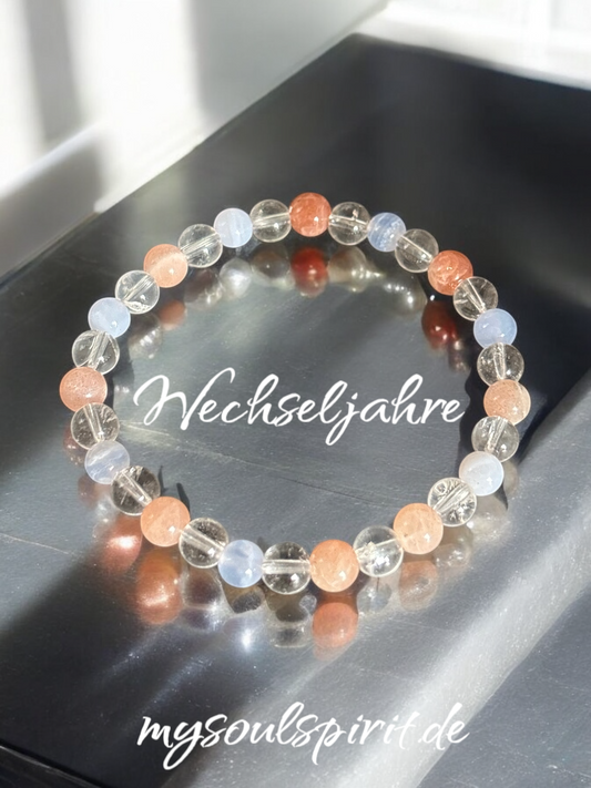 Armband welches dich in den Wechseljahren begleiten soll. Es besteht aus blauen Chalcedon, orangenen Mondstein und klaren Bergkristall Perlen. 