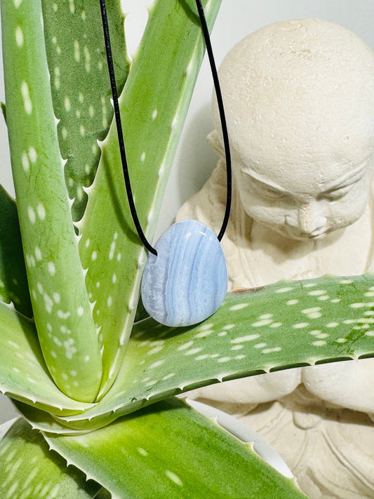 CHALCEDON "Drop Shape" gebohrter Kettenanhänger mit Lederband - Kettenanhänger gebohrt
