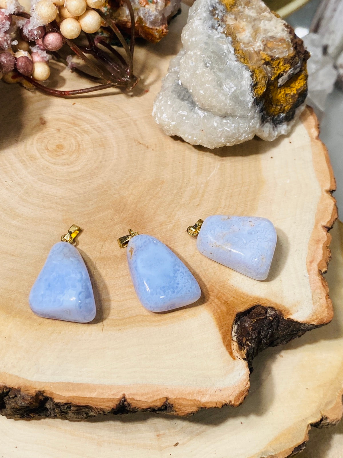 Blauer CHALCEDON Kettenanhänger mit Verschlusslederband