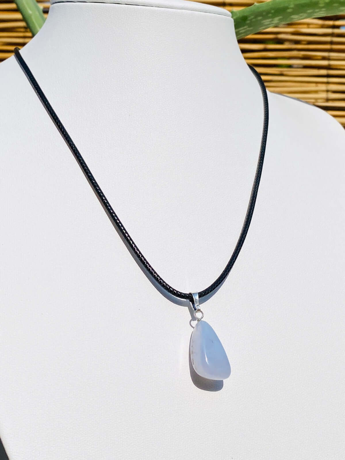 Blauer CHALCEDON Kettenanhänger mit Verschlusslederband